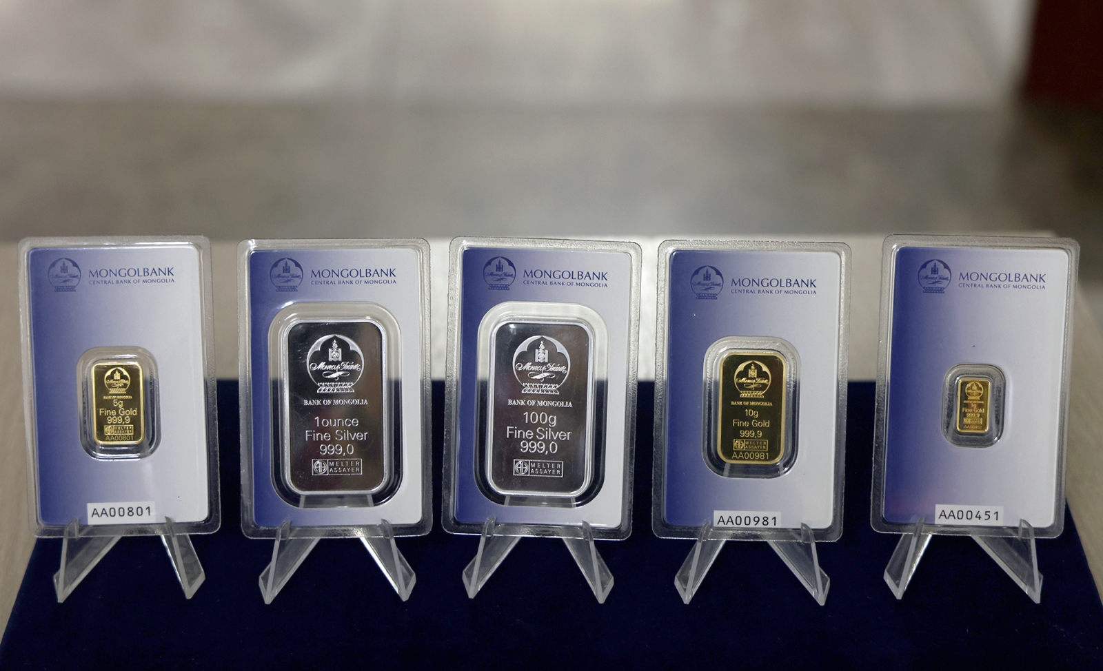 Алт, мөнгөн гулдмай зарж байна