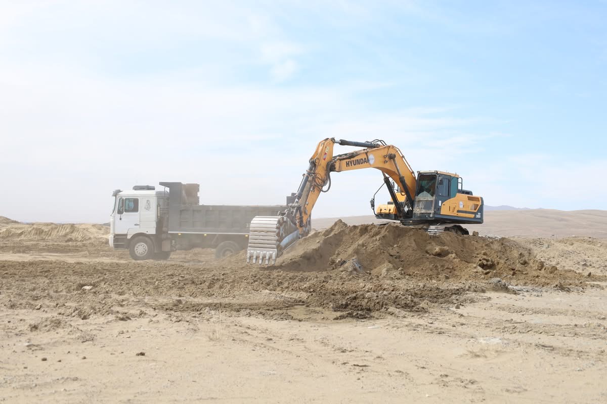 Салхинд хийсэж, орчныг бохирдуулж буй үнсэн даланг шороогоор хучиж эхэллээ