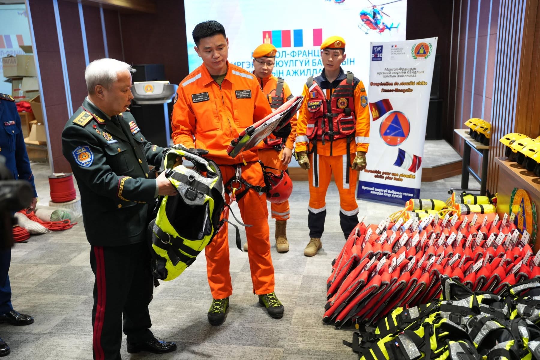 Аврагчдад ус болон өндрөөс хүн аврахад ашиглах багаж хүлээлгэн өглөө