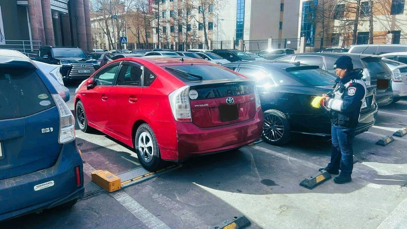 Автомат төлбөртэй зогсоолд машинаа буруу байрлуулвал торгож эхэллээ