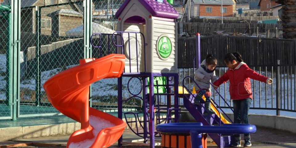 Хүүхдийн тоглоомын талбайд хүүхэд, эцэг эхчүүдэд зориулсан анхааруулах тэмдэг, мэдээллийг байршуулна