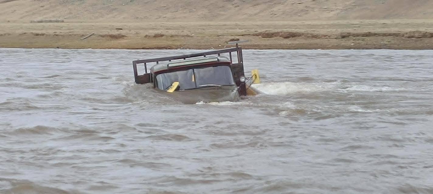 “ЗИЛ-131” загварын автомашинтай гол гатлах үедээ усанд суужээ