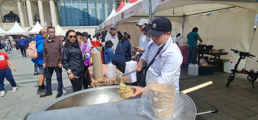 Сүхбаатарын талбайд олон үндэстний хоолны өдөрлөгтэй