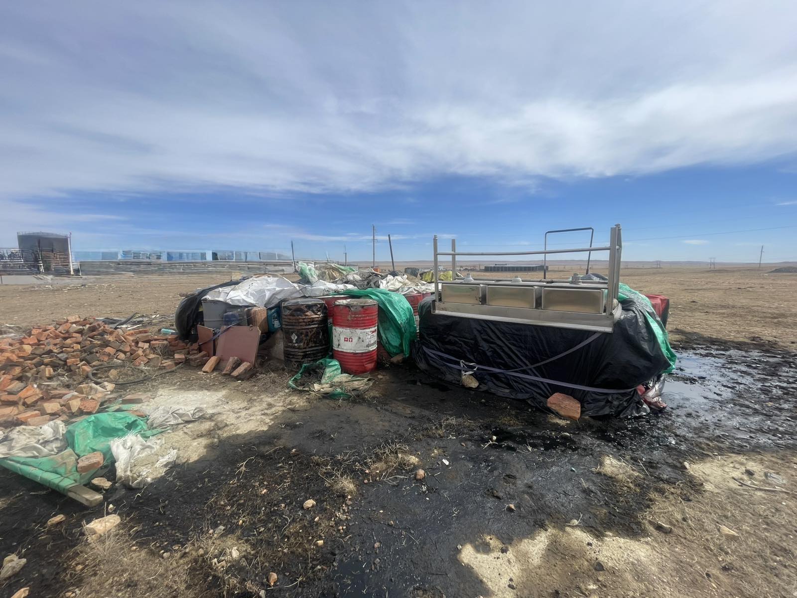 Ашигласан тос, маслоор хөрс бохирдуулсан авто засварын газруудыг цагдаад өглөө