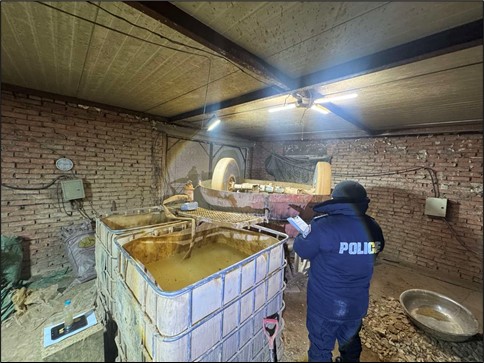 Хууль бусаар алт олборлогчдоос 915 грамм мөнгөн ус хураан авчээ