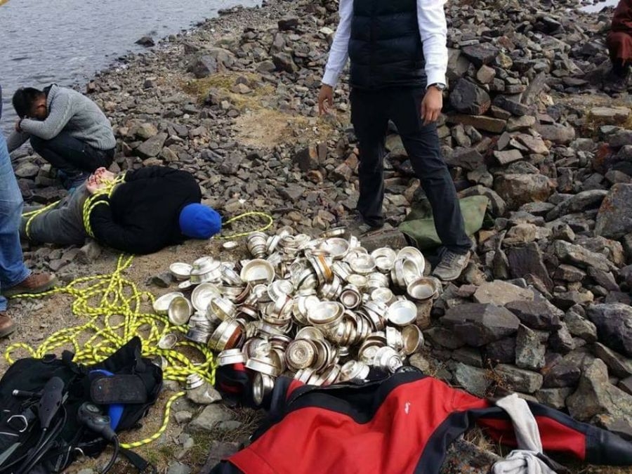 Бадархундагаас гаргаж ирсэн 366 мөнгөн аяганы мөнгийг нь авч, заржээ