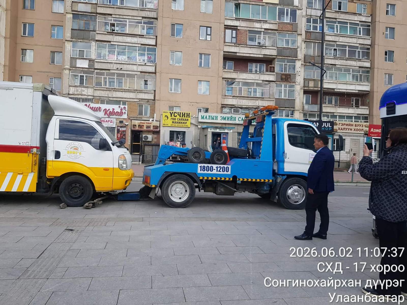 Явган хүний зам дээр “Street food” үйлчилгээ явуулсан машиныг ачлаа