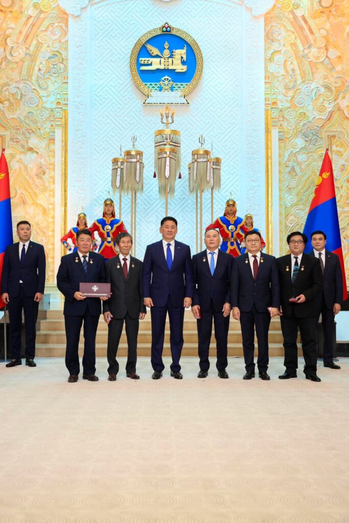 Шинэ онцгой туурвил, шилдэг гарамгай бүтээлүүдэд Төрийн шагнал хүртээлээ