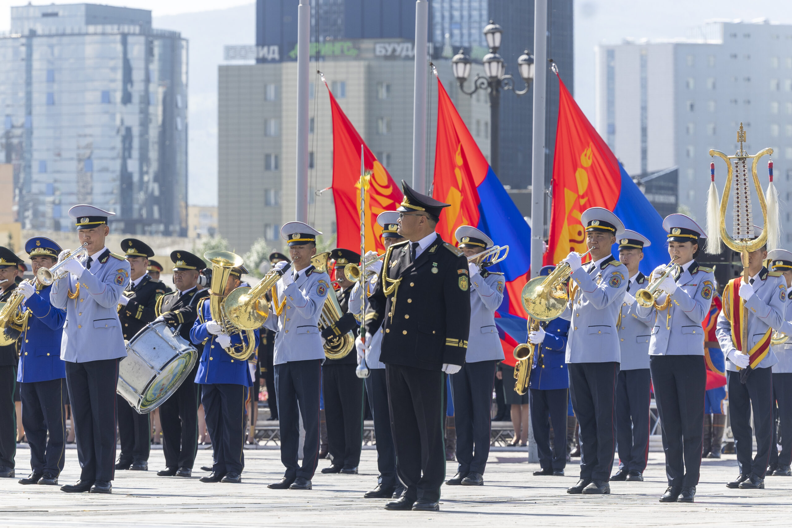 Монгол төрийн далбааг мандууллаа