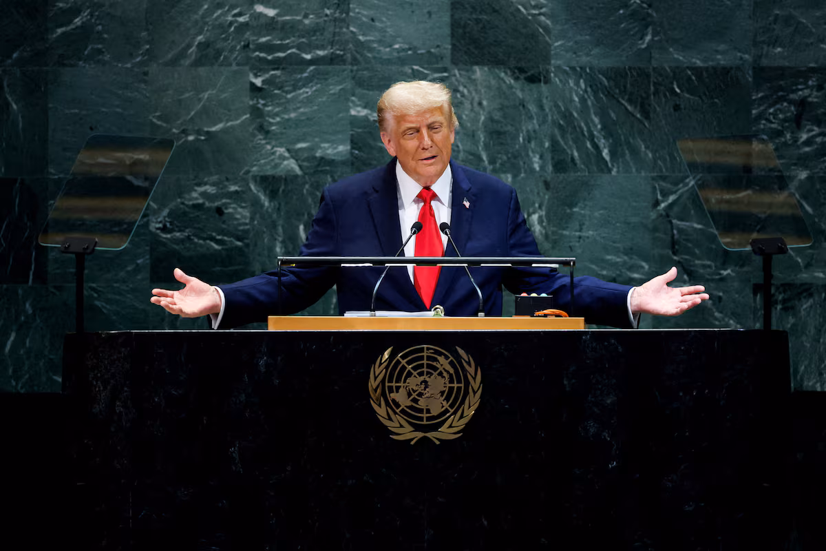 Трамп Ираныг “устгаж чадна” гэж анхааруулав