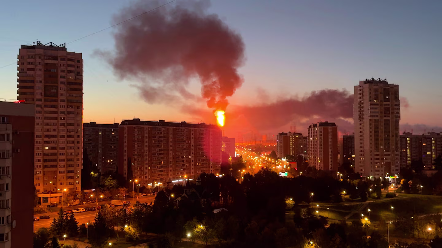 ОХУ-ын Москва орчимд Украины хамгийн том дроны халдлага болж, гурван хүн амиа алджээ