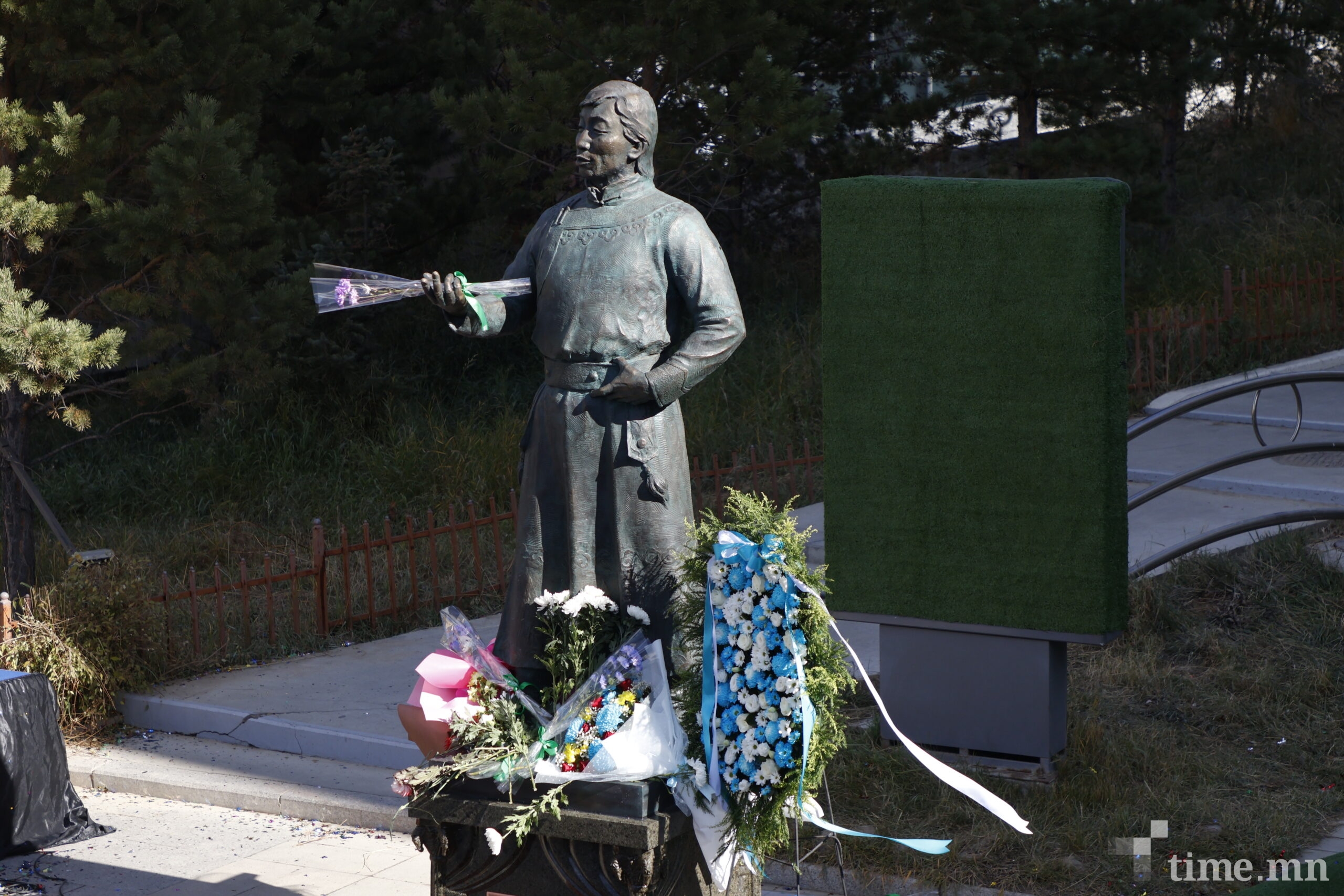 П.Адарсүрэн агсны хөшөөг “Зайсан Хилл” цогцолбрын урд задгай театрын өмнө босгов