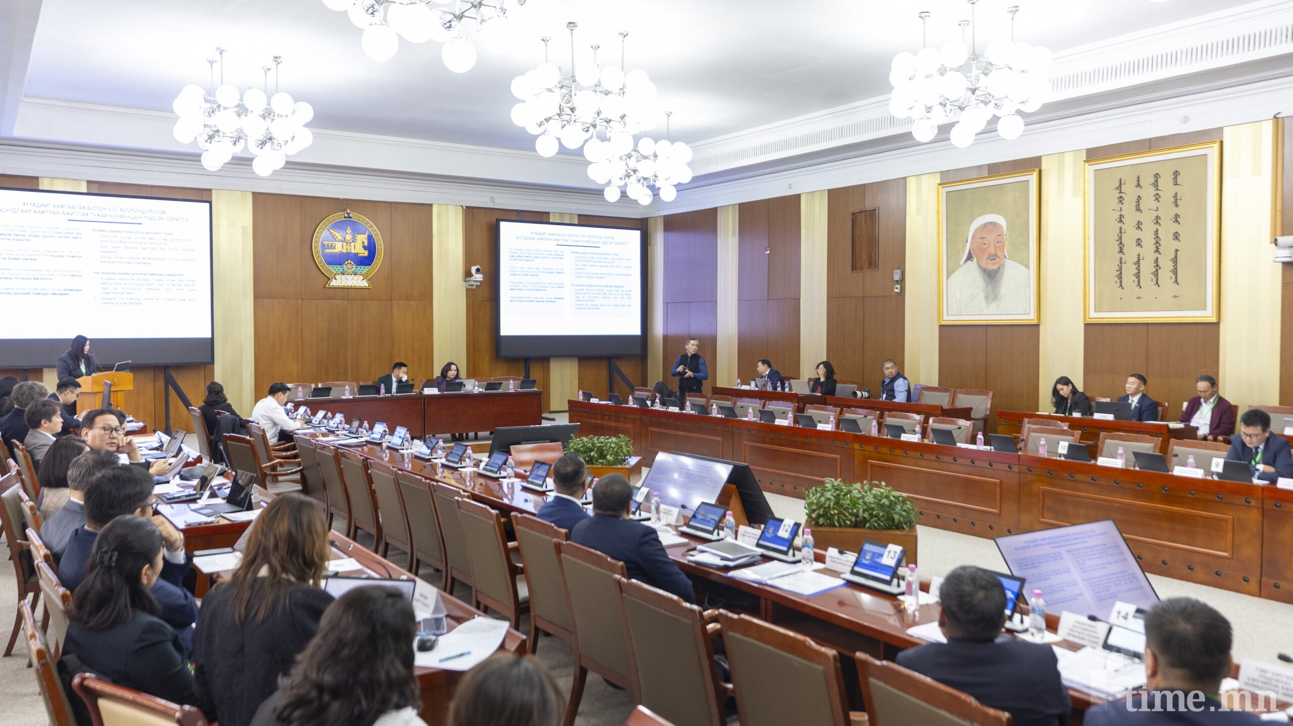 Ц.Элбэгдорж, Эпштэйн нарын уулзсан өрөөний самбарт “Банк, хүүхэд, өр” гэсэн үгс бичсэн байна